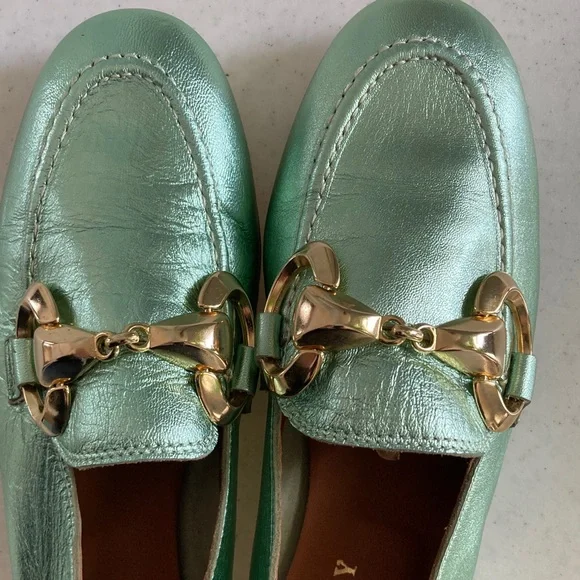 Elegant Mint Green Loafers with Gold Accents - Picture 4 of 7